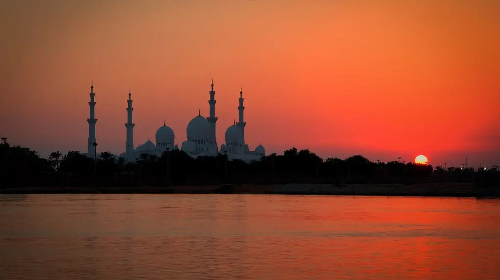 Top 5 Must-Visit Places in Abu Dhabi – Travel Guide 2025